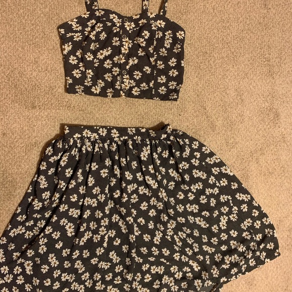 Super cute and flirty summer two piece set! - Picture 2 of 4